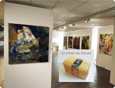 Photo prise lors du vernissage du plasticien Pierre Quentel en collaboration avec Dominic Kerriou er Dominique Fouillard, dans cette photo on voit la salle ou étaient exposé les toiles faites pour l'album "De Mon Chagrin"