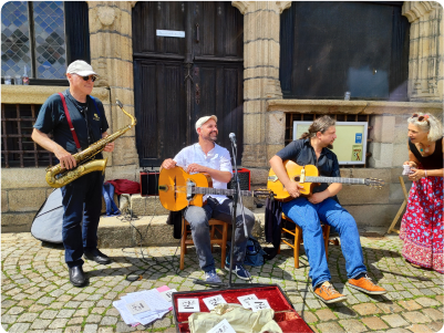 Photo prise lors de la performance en direct du plasticien Pierre Quentel, dans cette photo on voit le groupe des musiciens Les Trois J, Julien Bataille, Julian Texier et jean Quillivic