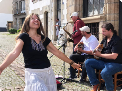 Photo prise lors de la performance du plasticien Pierre Quentel, dans cette photo on voit la danseuse orsolya entrain de danser et derrière elle le groupe des musiciens Les Trois J