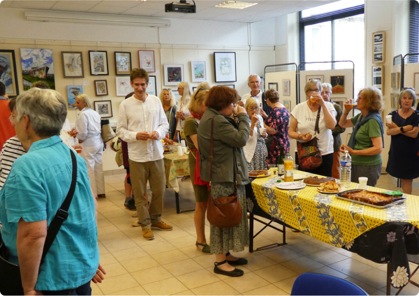 Phot pour la galerie du plasticien Pierre Quentel, on voit dans cette photo des gens lors du vernissage, et le peintre en blanc au milieu, cette photo a été prise lors d'un vernissage à Locquénolé